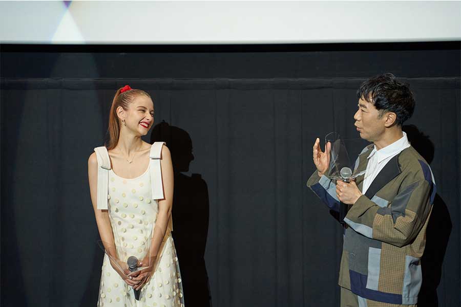 映画『マイスモールランド』の舞台挨拶に登壇した嵐莉菜（左）と藤井隆（8日・大阪市内）