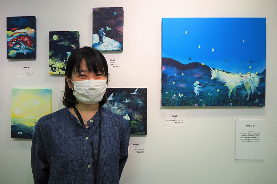 アーティスト・野崎裕理さんの奥行きも感じられる作品。野崎さんは「見た方が自分を投影できるように人を描くようにしています。かわいい絵と言ってもらえる事もあるのですが、実はSFやホラーなどの要素や社会的なメッセージが込められたものも」と話す