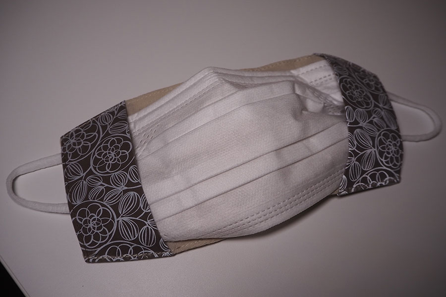 「不織布マスクにセットで 肌ごこちアップ　肌側コットン100％マスクカバー〈リフレクター〉」(1595円～)は3色展開。両サイドの花柄がリフレクタープリントになっている