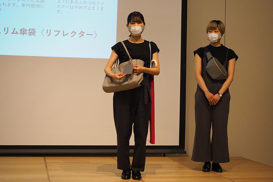 記者発表会でのモデルによる交通安全対策になるファッション小物の使用例(10日・神戸市内)