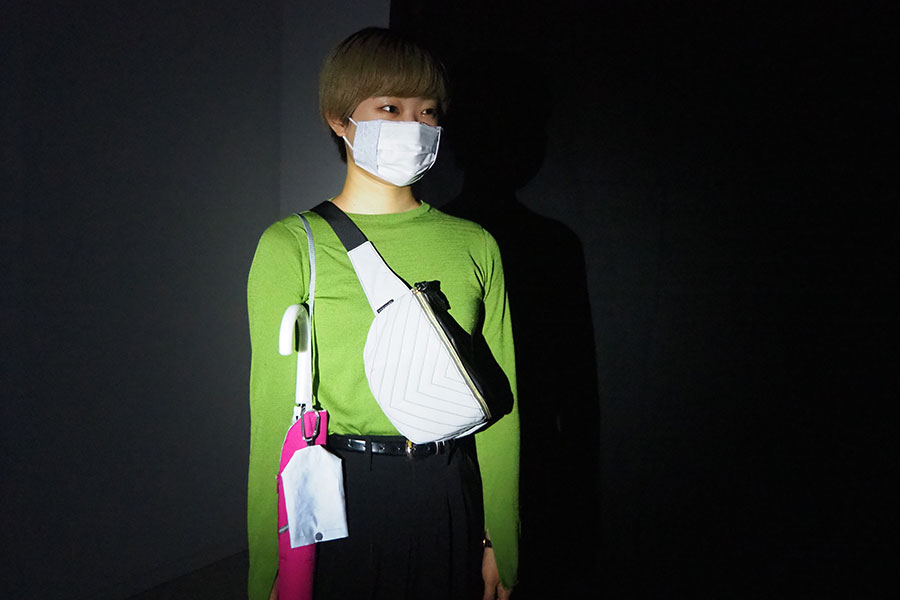 暗闇の状態での、リフレクター素材のマスク、ボディーバッグ、傘袋＆ケースの使用例