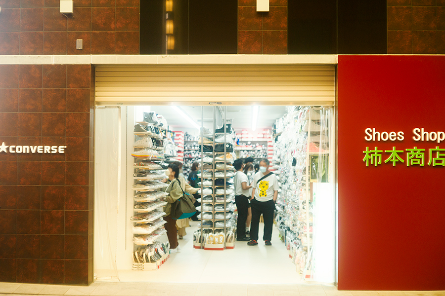 「柿本商店」は2022年5月に「元町商店街」内へと移転