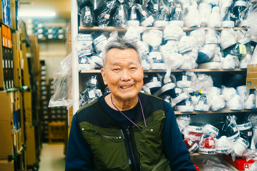 神戸にある「コンバースの聖地」、名物店主は伝説づくしの８１歳