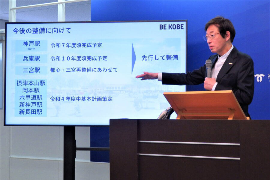 地下タワー式駐輪場について説明する、久元喜造神戸市長（5月26日・神戸市役所）