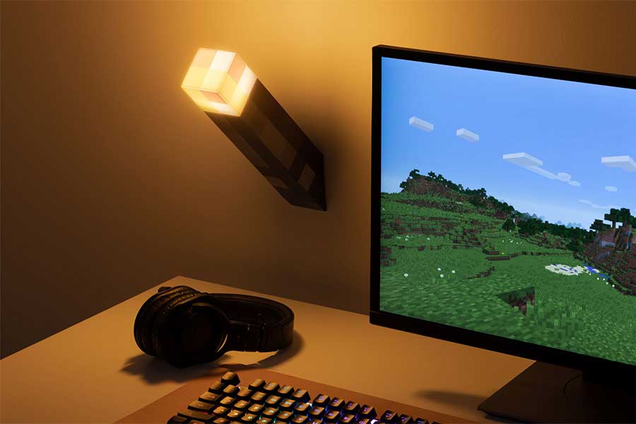 「インテリアたいまつライト」（4400円）、壁掛けでまるでゲームの世界