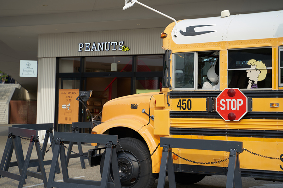 お店の前にはお馴染みの「スクールバス」が、ちなみにアメリカ製（C） 2022 Peanuts Worldwide LLC