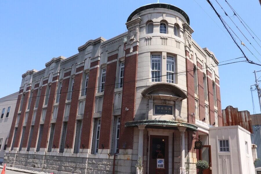 網干銀行として1922年に完成し、現在はレストラン「旧網干銀行 湊倶楽部」として地域の人々に愛されている（6月4日・姫路市）
