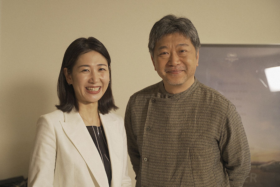 左から桑子真帆キャスター、是枝裕和監督　(C)NHK