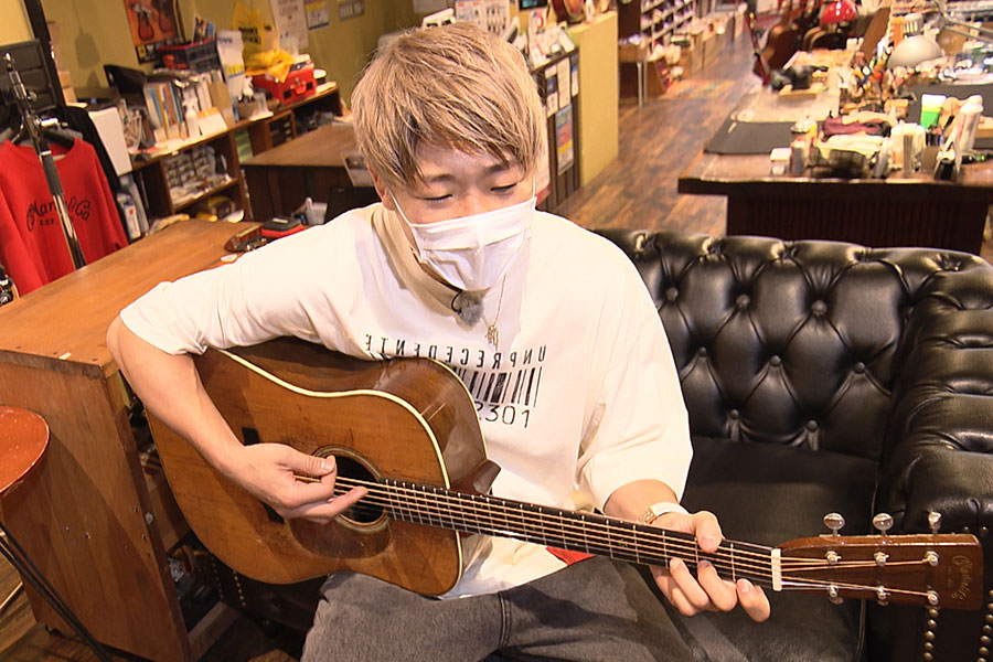 約300万円の超高級ギターで弾き語りする武尊 （写真提供：MBS）