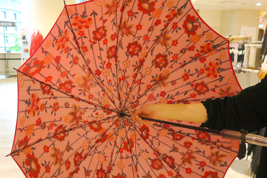 『阪神傘まつり』で販売中の晴雨兼用傘「和花」（2万8600円／小宮商店）