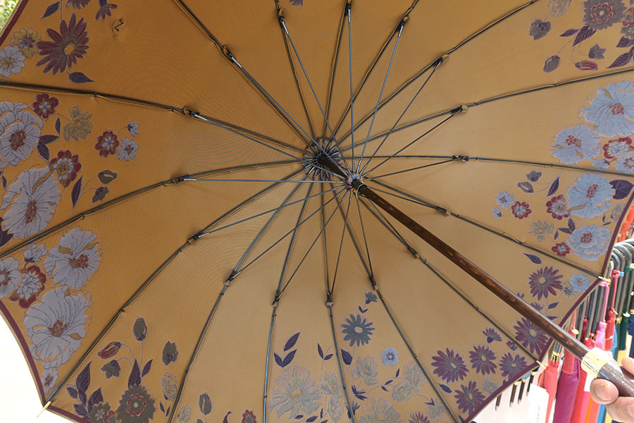「前原光榮商店」の「雨傘」（29700円）（阪神傘まつり）