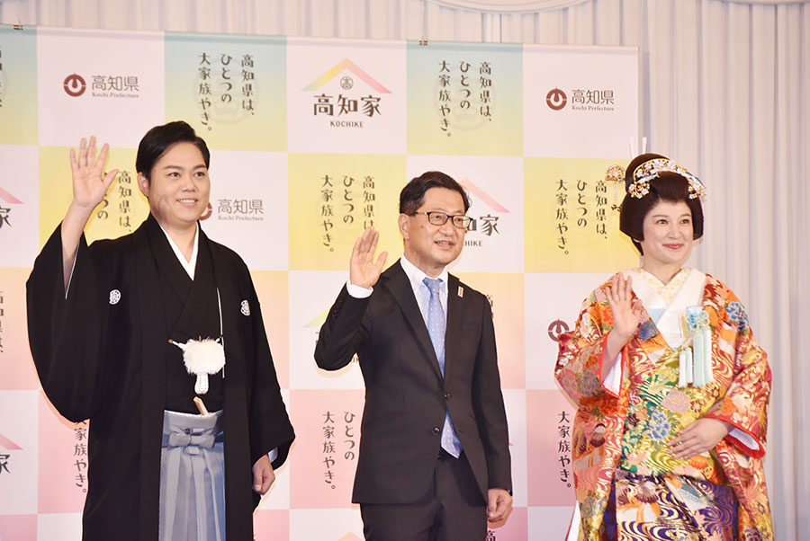 「高知家プロモーション」の記者発表会に登壇した三山ひろし（左）、島崎和歌子（19日・大阪市内）