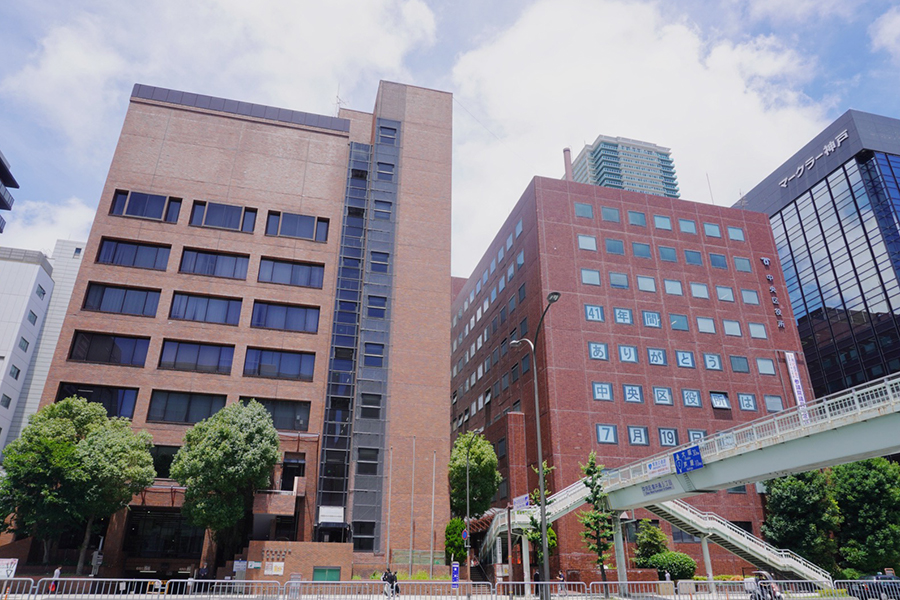 「神戸市中央区役所」（右）と「神戸市勤労会館」（左）（神戸市中央区）