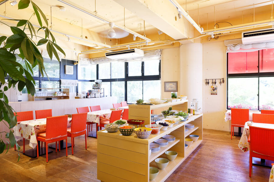 改装前、野島小学校時代は職員室だった部屋がいまではカフェに