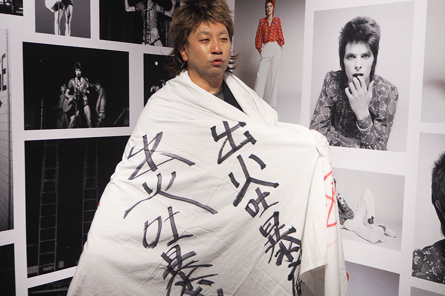 山本寛斎による衣装をイメージし、レイザーラモンRGの奥さんが手作りしたという（24日・京都市内）