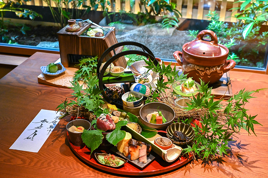 「別邸鴨川」で提供される朝食は「四季の庭」を表現している。この写真は「夏の庭」。京野菜や旬の魚を使ったおかずや、豆を挽いて毎朝作る湯豆腐も。