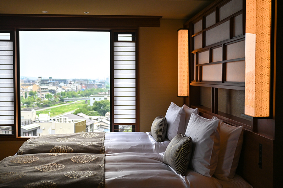 「別邸 鴨川」の客室、「プレミアムコーナーツイン」は、2方向に大きく開いた窓から東山の絶景を眺められる角部屋。