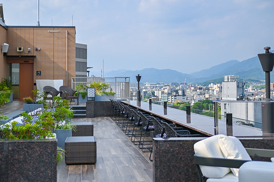 「空庭テラス京都」宿泊客にとっての第二のリビング、「空庭テラス」。京都・東山を一望できる気持ちの良いルーフトップテラスでは、朝の光を全身に感じながら懐石弁当「古都の玉手箱」を食べることも可能。足湯が完備された座席の他に、ファイヤーピットを囲うソファ席も。