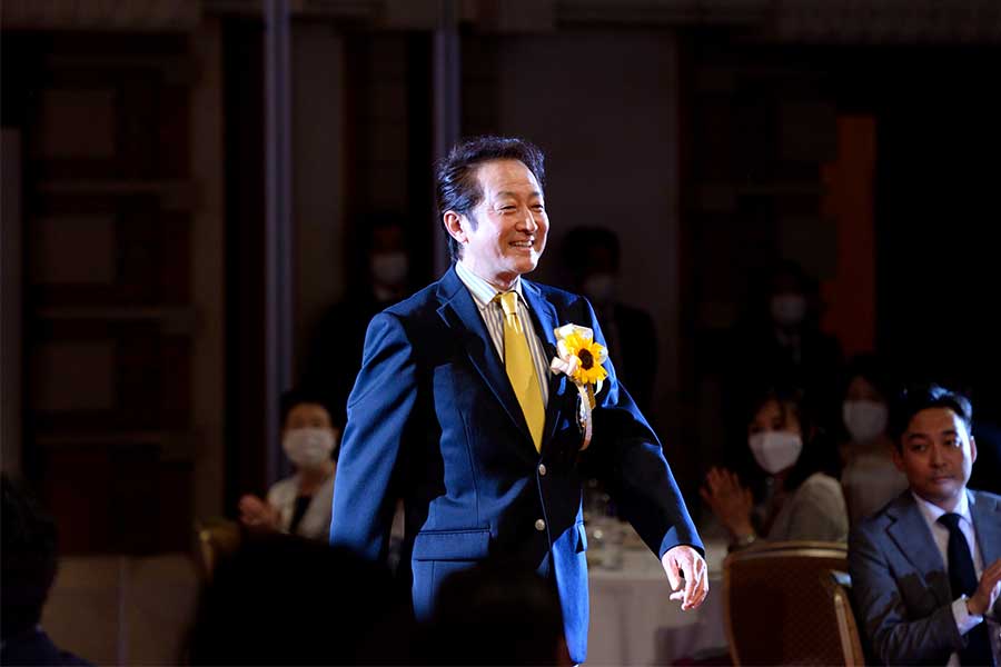 芸能部門のベストファーザー賞を受賞した俳優の辰巳琢郎（11日・大阪市内）