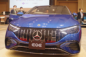 メルセデス・ベンツの新型電気自動車「ＥＱＥ」、関西で初披露