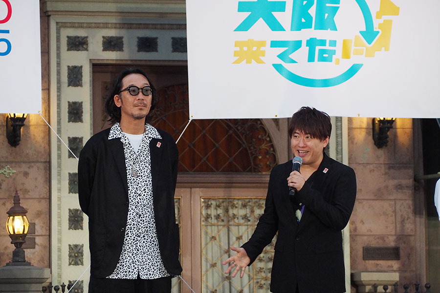 『大阪来てな！ キャンペーン』のキックオフイベントに登場したコブクロの黒田俊介、小渕健太郎（18日／ユニバーサル・スタジオ・ジャパン）