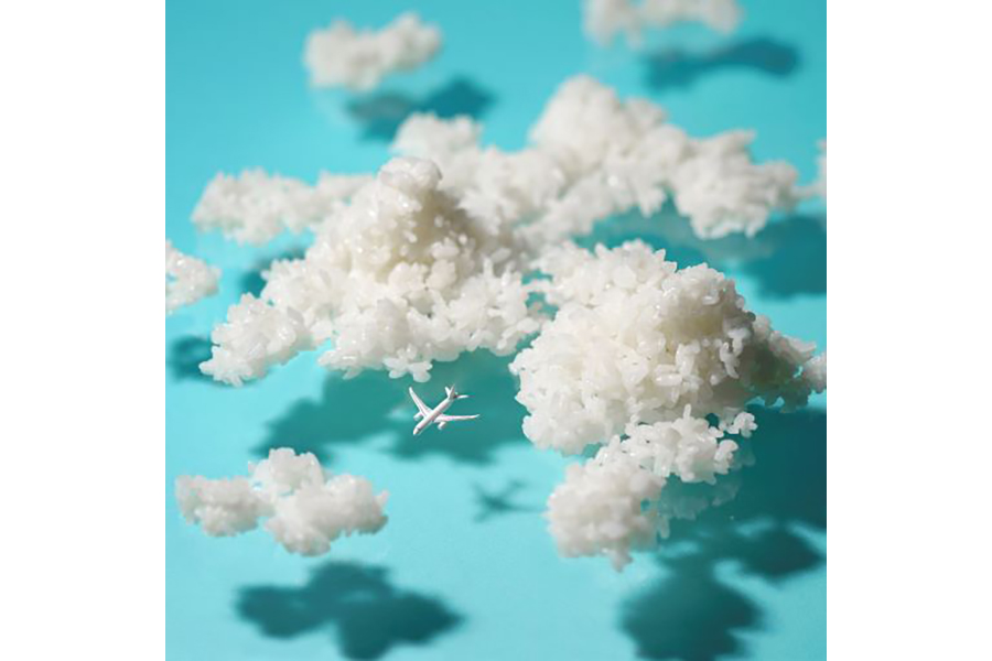 白ご飯を雲に見立てた田中達也氏のユニークなミニチュア作品