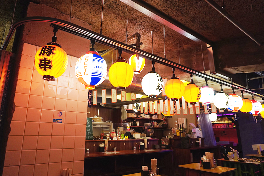 「串ん子 京橋店」は同フロアでの「大衆居酒屋ポジション」を担う