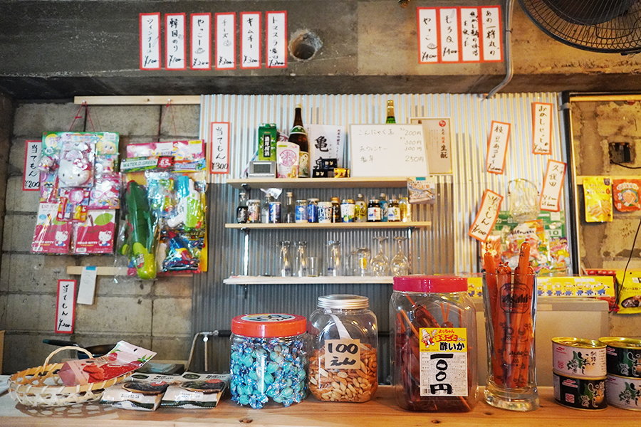 食堂街「京橋S6横丁」内にオープンした外飲みがテーマのお店「ブルーシート京橋」