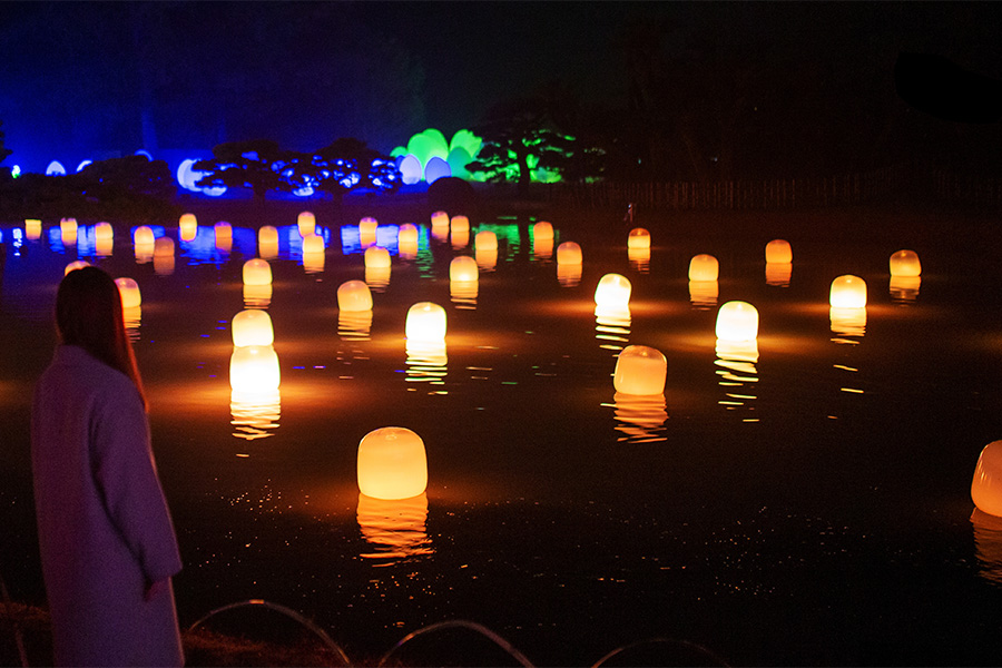 池に浮遊するランプは、人や自然に反応して光り輝き音色も奏でる