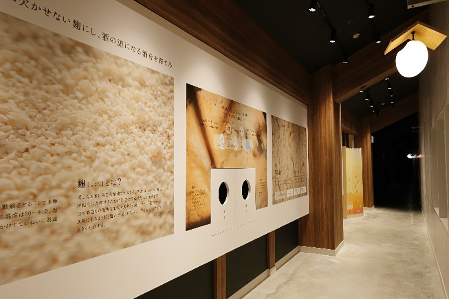 日本酒づくりのプロセスが見学できる「梅乃宿酒造」のお酒造りの廊下（奈良県葛城市）