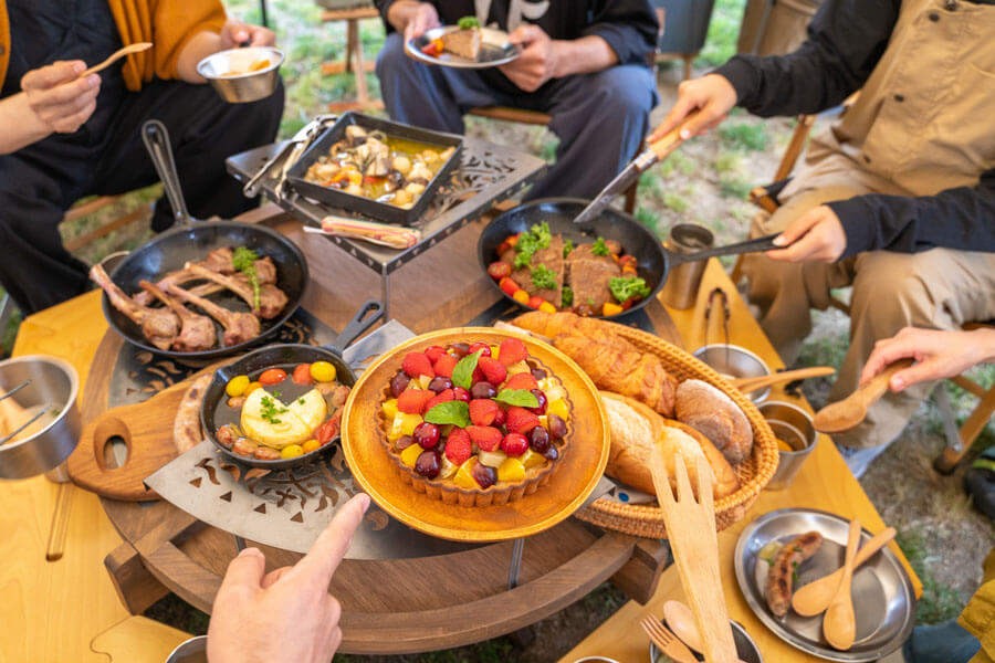 たくさんの料理を乗せて大人数での利用に耐えられる「Xross Wood Table」