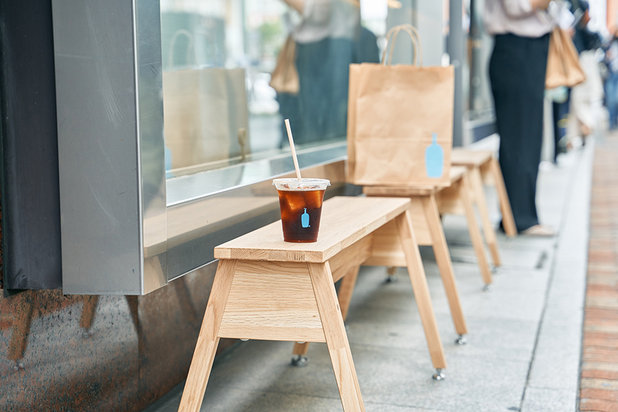 店の外にはベンチが設置されており、腰掛けてコーヒーを楽しむことも◎