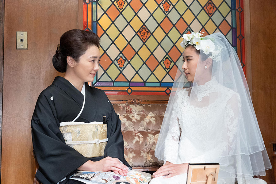 花嫁衣装を身に纏い、母・優子（左、仲間由紀恵）と話す暢子（黒島結菜）(C)NHK