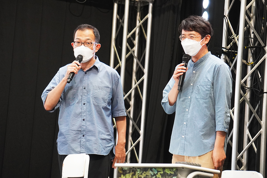 同じような衣装で登場し、会場の笑いを誘った（左から）上田誠、劇団員の酒井善史（2日・大阪市内）