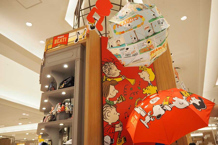 1階シーズンイベントには、「ハンウェイ」の長傘も(各17600円)。阪急限定