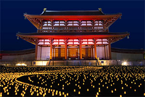キラキラ輝く朱雀門、奈良・平城宮跡で幻想的な夏祭り