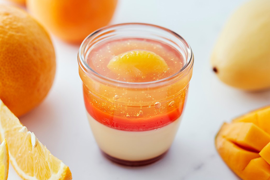コクのある甘みを楽しめるマンゴーゼリーとすっきりとしたオレンジゼリーが合わさり、甘夏をトッピングした「カスタードプリンと夕空ゼリー」（486円）
