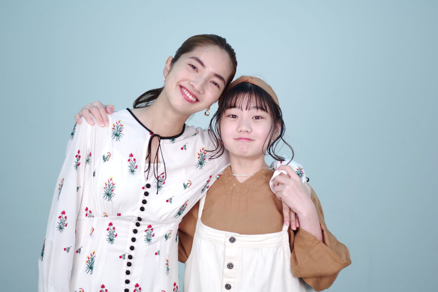 『あなたのブツが、ここに』（NHK）で親子役を演じる仁村紗和（左）と毎田暖乃
