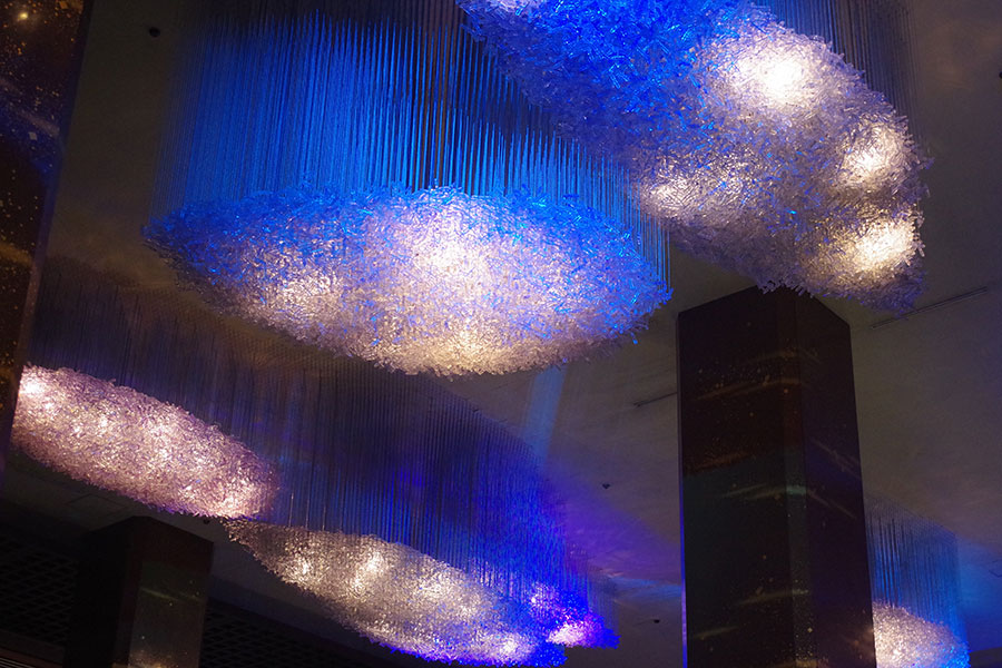 25万個のクリスタルガラスで紫雲を表現したシャンデリア