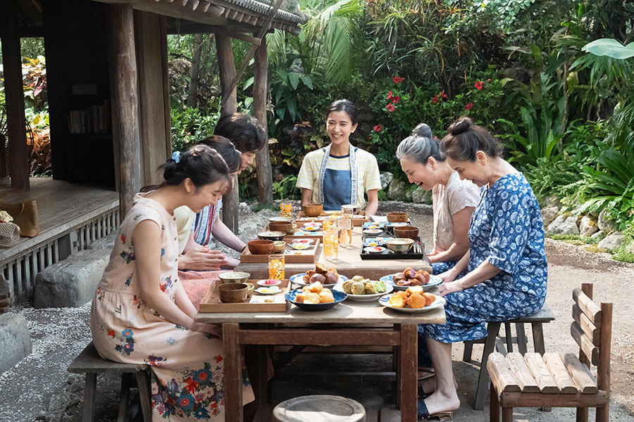 家族や村のおばぁたちに地元野菜を使った料理をふるまう暢子（黒島結菜）(C)NHK