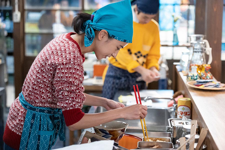 沖縄料理店「ちむどんどん」の厨房に立つ暢子（黒島結菜）と矢作（井之脇海）(C)NHK