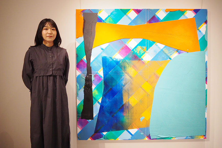 10月18日まで開催中の個展『松岡柚歩展』。筆を使わない作品が多い松岡さんは「絵画は1方向しか見られないもどかしさがあるので、どこから見ても成立し違う気づきがあるよう立体物としての作品を心がけています」と語る