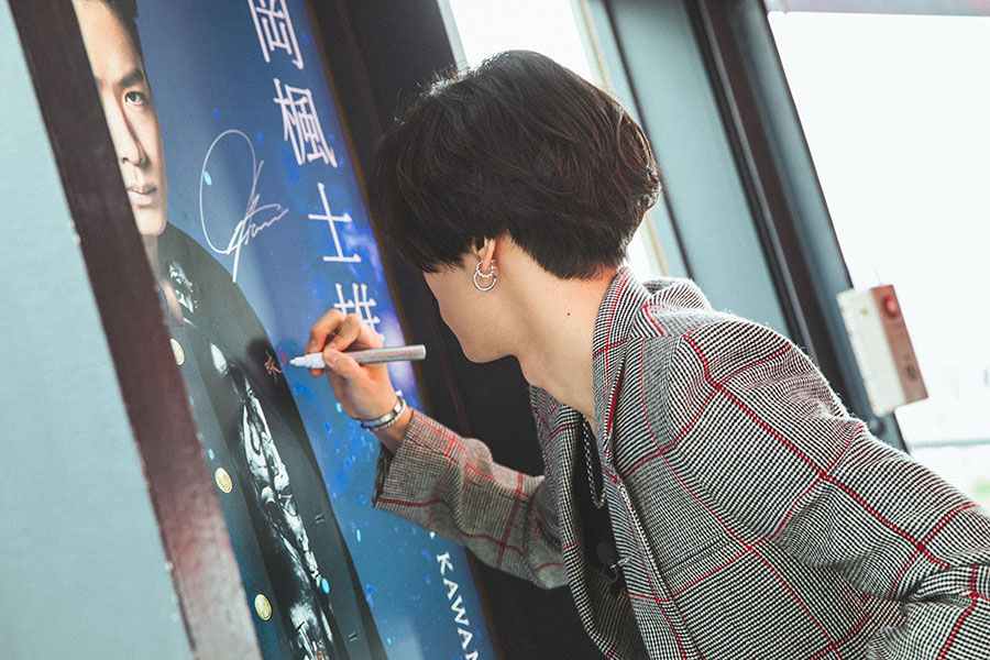 通天閣の4階展望台に展示された自身演じる花岡楓士雄のポスターにサインをする川村壱馬（30日・通天閣）