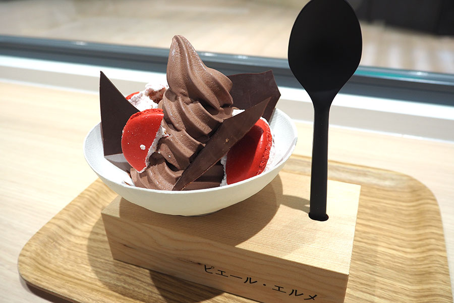 アーモンド入りのメレンゲ菓子がトッピングされたソフトクリーム（810円〜）。ソフトクリームのフレーバーは季節により異なる