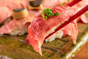 全１６種の「肉寿司」が食べ放題、大阪・梅田でスタート