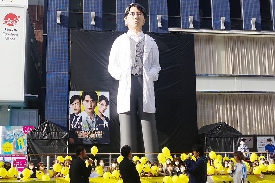 映画公開記念で作成された巨大「湯川先生」バルーン（9月21日・大阪市内）
