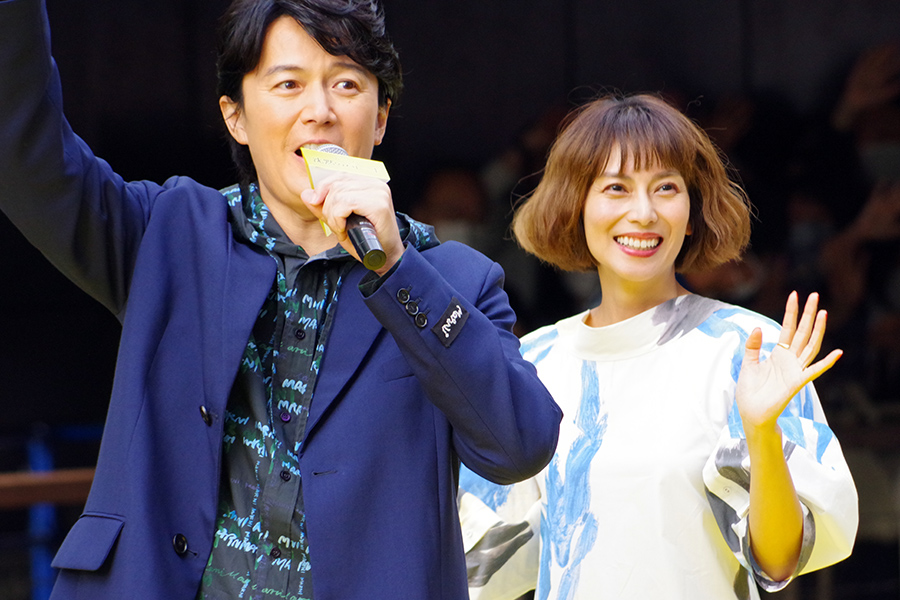 集まった3000人のファンに笑顔で応える福山雅治（左）と柴咲コウ（9月21日・大阪市内）