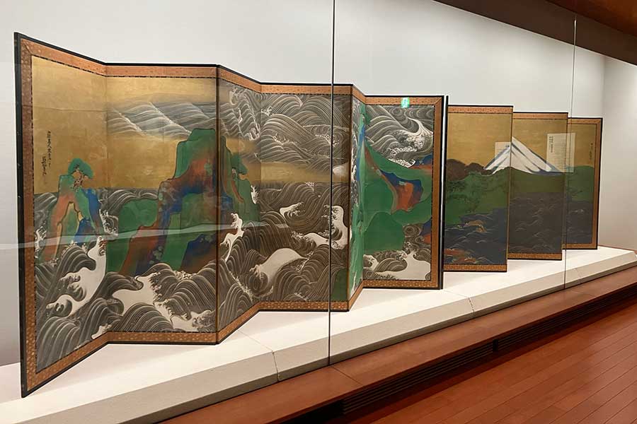 尾形光琳『富士・三壺図屛風』。創造の源泉となった江戸絵画との対比もみどころだ