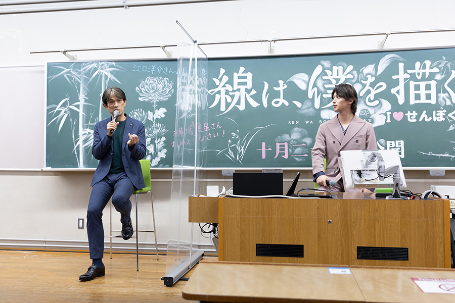 立命館大学でトークショーをおこなった江口洋介（左）と横浜流星（9月18日・京都市内）