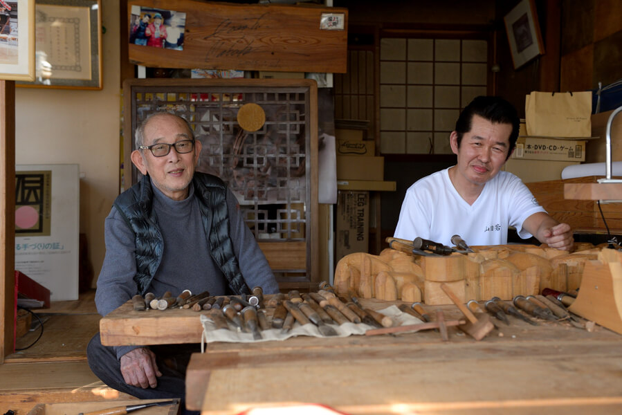伝統工芸「大阪欄間」を受け継ぐ、高橋聖峰さん(左)と孔明さん親子